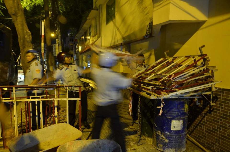 Một công trình để vật liệu lấn chiếm vỉa hè bị tịch thu