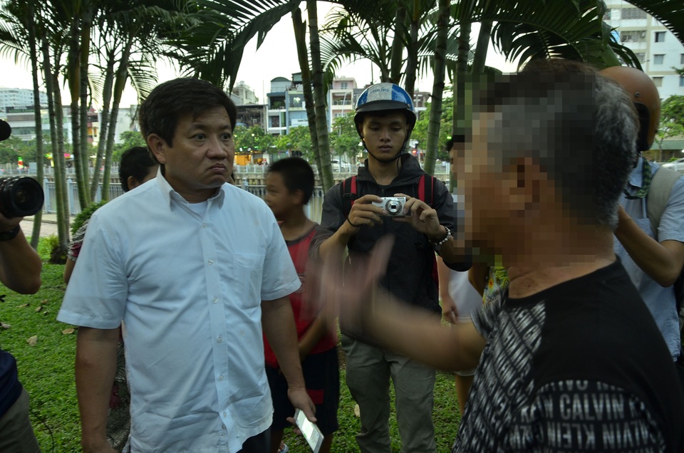 
Người đàn ông 61 tuổi xin ông Hải bỏ qua cho lỗi tè bậy trên đường phố
