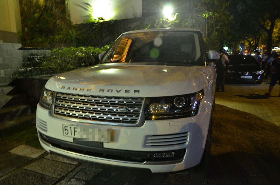 
Xe ô tô đậu trên vỉa hè bị xử phạt.
