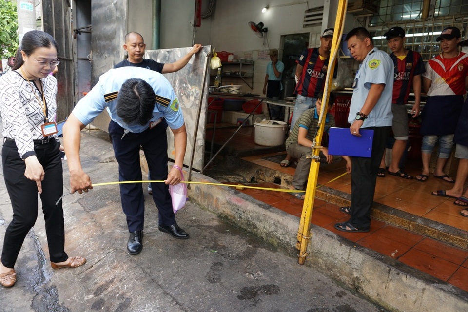 TPHCM: Nhiều lãnh đạo quận, huyện tiếp tục xuống đường “đòi” lại vỉa hè - 10
Bà Nga trực tiếp đo để xác định khoảng lấn chiếm vỉa hè của quán nhậu