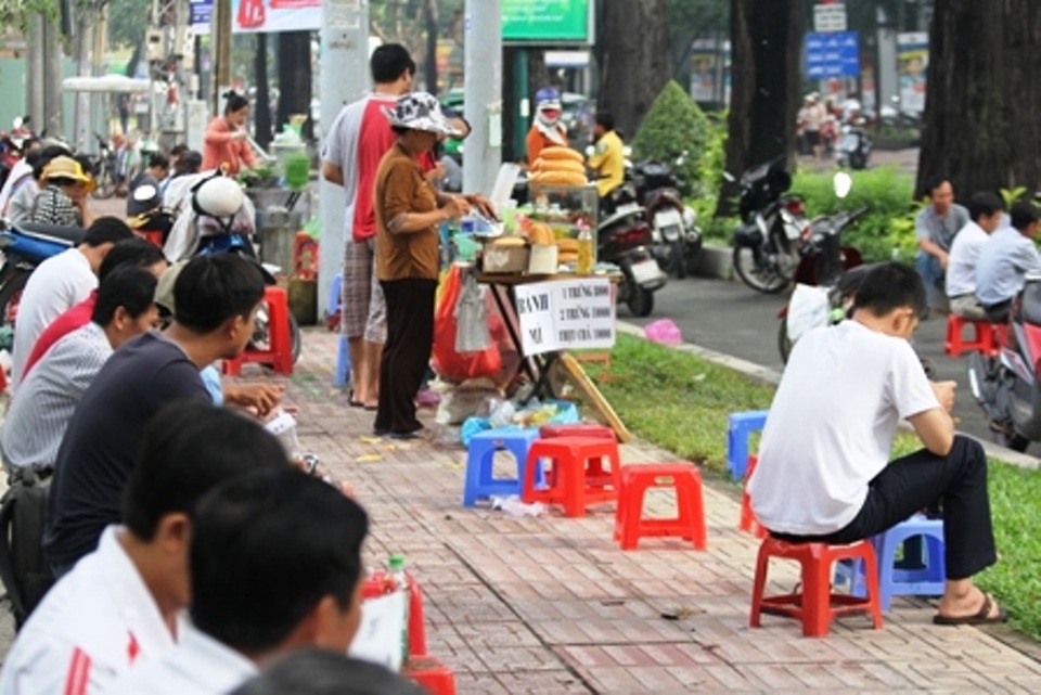 Khai thác vỉa hè có thể mang về cả trăm tỷ đồng mỗi tháng? - 2 Đối với nhiều gia đình sống bám vào vỉa hè thì những gánh hàng rong chính là nồi cơm của gia đình họ