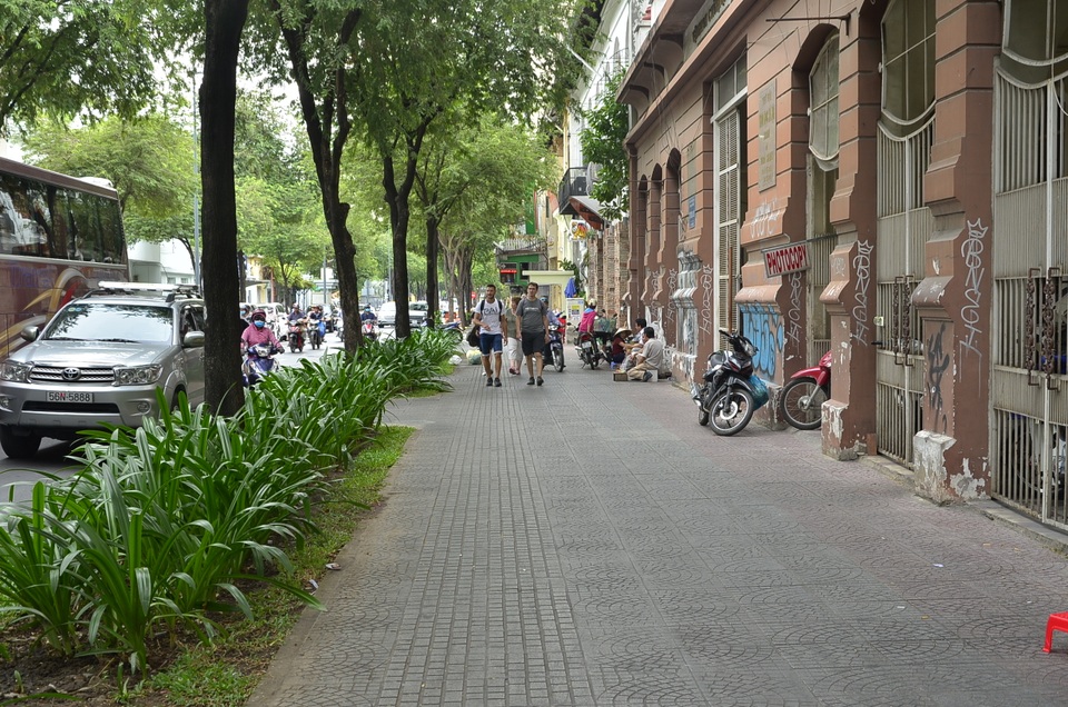 Đường phố thênh thang sau chiến dịch giành lại vỉa hè - 14 Vỉa hè đường Lý Tự Trọng