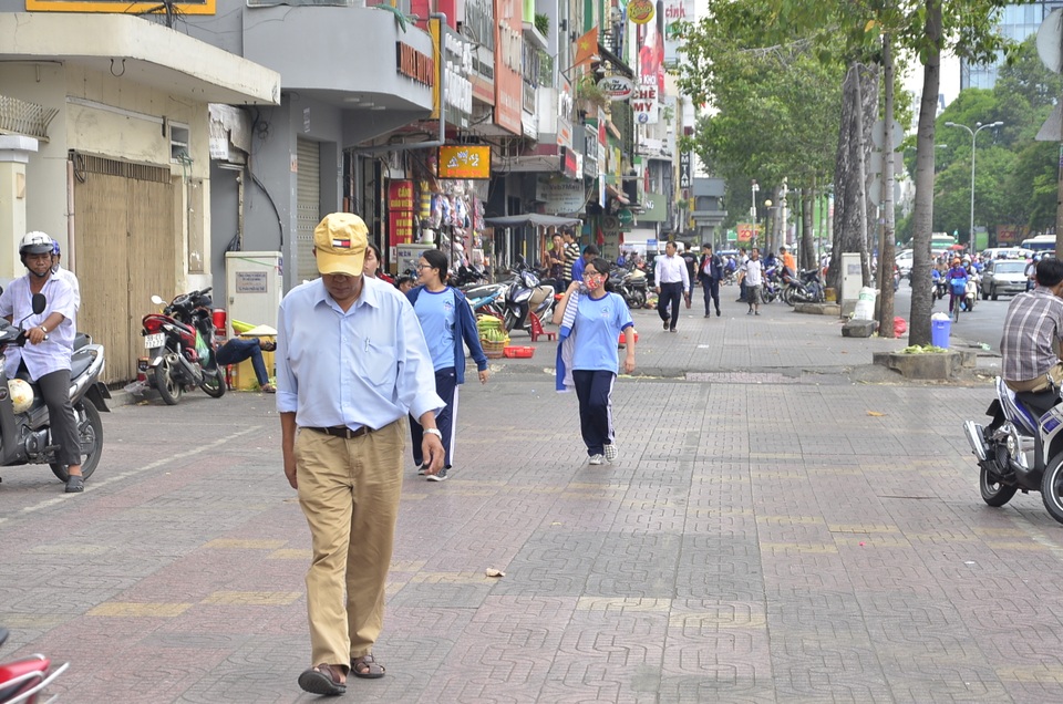 Đường phố thênh thang sau chiến dịch giành lại vỉa hè - 10 Người dân đi bộ trên vỉa hè đường Nguyễn Thái Học rộng thênh thang