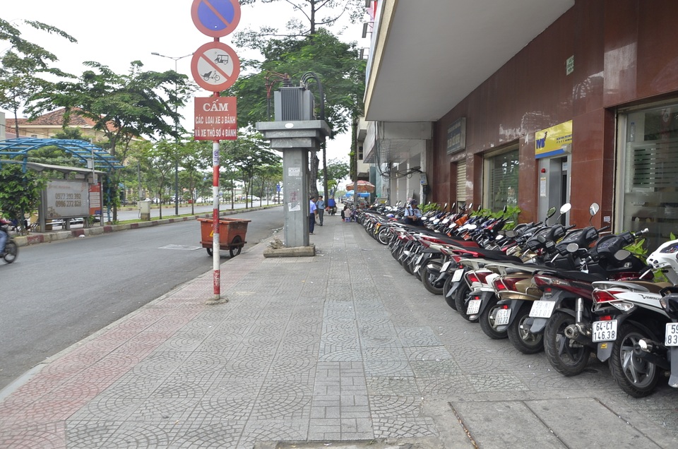 Đường phố thênh thang sau chiến dịch giành lại vỉa hè - 8 Xe cộ xếp hàng ngay ngắn chừa lối đi cho người đi bộ trên đường Hàm Nghi