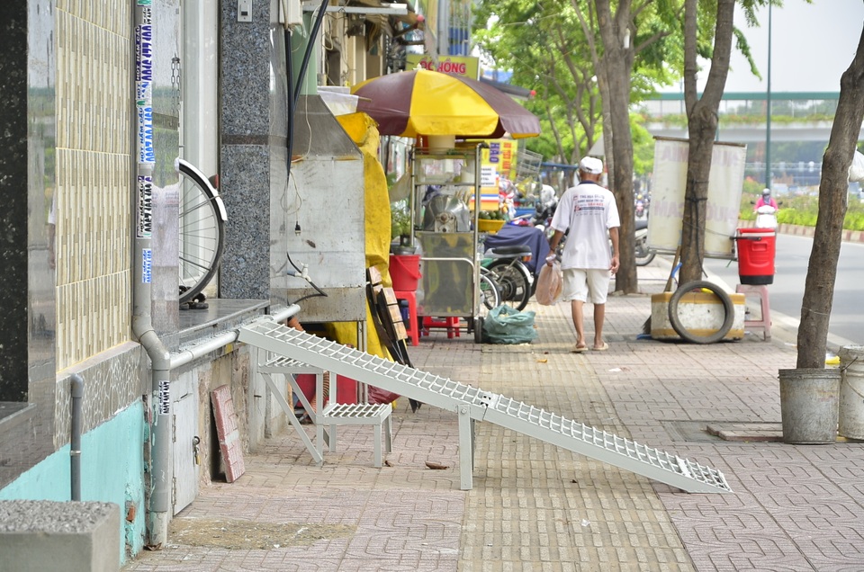 Bậc tam cấp tự chế "ôm trọn" vỉa hè đường đẹp nhất nội đô! - 3 Bậc tam cấp tự chế "ôm trọn" vỉa hè đường đẹp nhất nội đô! - 3