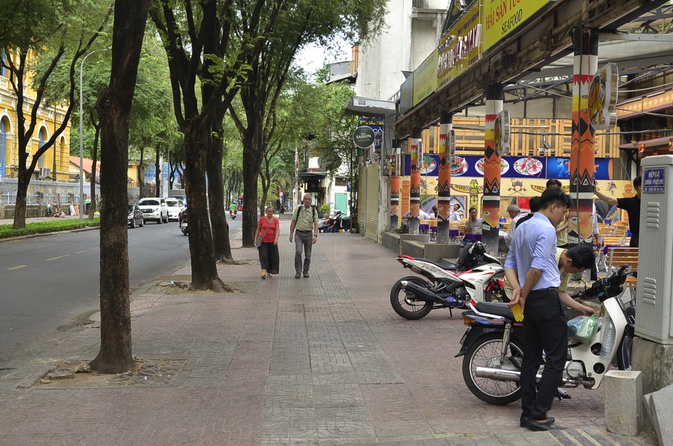 Đường phố thênh thang sau chiến dịch giành lại vỉa hè - 3
Vỉa hè đường Nguyễn Trung Trực trước đây thường xuyên bị các quán nhậu lấn chiếm nhưng nay đã khác