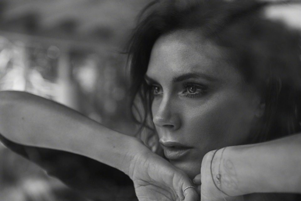 Victoria Beckham trẻ đẹp ở tuổi 43 - 6
Bà mẹ bốn con dù có bận rộn, cũng không bao giờ quên dành thời gian cho gia đình và các con. Song, Victoria thừa nhận rằng, chồng cô đã hỗ trợ cô rất nhiều trong công việc cũng như việc nhà để cô yên tâm sáng tác và theo đuổi đam mê.