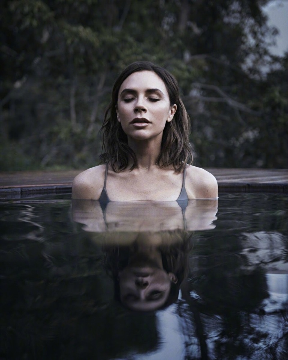 Victoria Beckham trẻ đẹp ở tuổi 43 - 5
Sau vài năm hoạt động trong thời trang, Victoria đã có một vị trí và danh tiếng nhất định trong làng mốt. Các thiết kế của cô mang nét đặc trưng và được nhiều ngôi sao nổi tiếng thế giới ủng hộ.