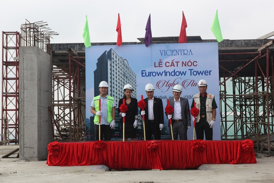 Cơ hội lựa chọn dự án BĐS đáng sống nhất thành Vinh - 1 Đại diện chủ đầu tư, đơn vị thi công, đơn vị giám sát tiến hành nghi lễ cất nóc dự án Eurowindow Tower Nghệ An
