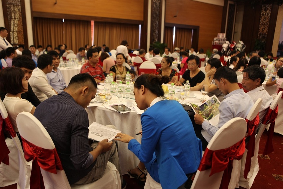 Cơ hội lựa chọn dự án BĐS đáng sống nhất thành Vinh - 2
Các đại lý đang tư vấn cho khách hàng trong buổi lễ cất nóc dự án Eurowindow Tower Nghệ An