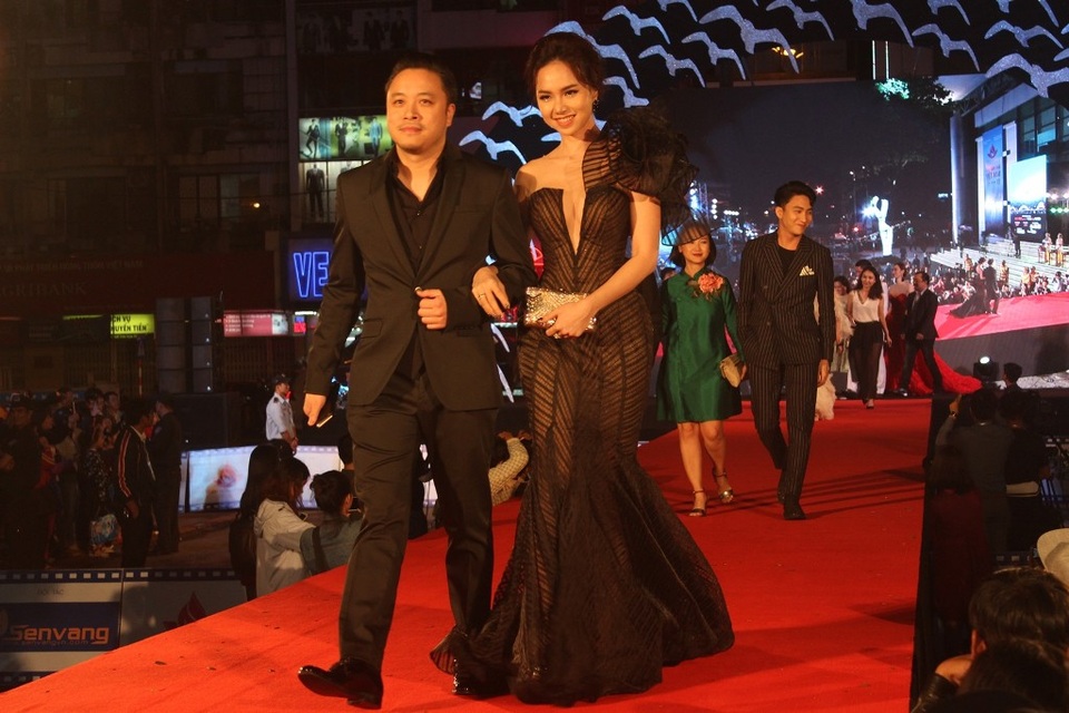 Đạo diễn Victor Vũ xuất hiện cùng với bà xã Đinh Ngọc Diệp