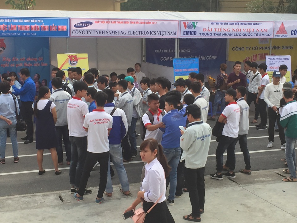 Bắc Ninh: Hơn 2.000 bạn trẻ tham gia Ngày hội việc làm thanh niên năm 2017 - 1 các đoàn viên thanh niên, sinh viêm tham gia phỏng vấn tại ngày hội việc làm