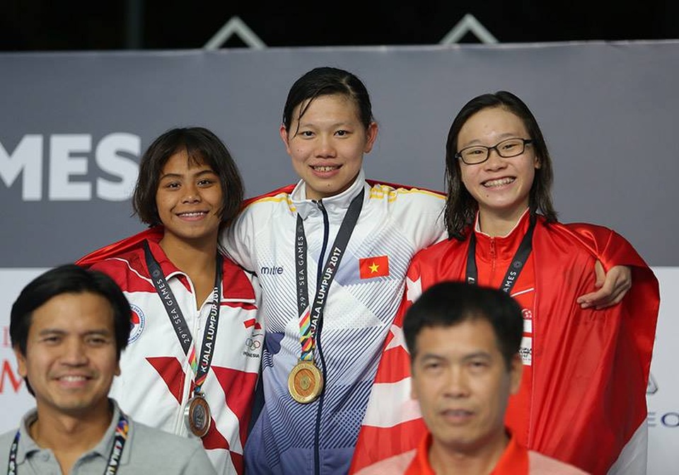 Nhật ký SEA Games 29 ngày 25/8: Kình ngư 15 tuổi Kim Sơn phá kỷ lục SEA Games - 10
Ánh Viên (giữa, hàng trên) trên bục nhận huy chương cùng các VĐV giành HCB và HCĐ, ảnh: Q.H
