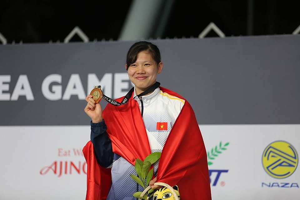 
Ánh Viên nhận HCV 100m bơi ngửa nữ, cô phá kỷ lục SEA Games, ảnh: Q.H
