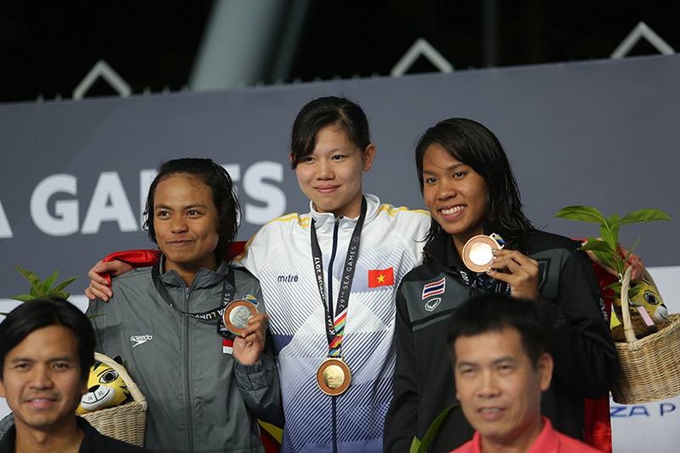 
Các vận động viên trên bục nhận HC môn bơi 100m ngửa của nữ, ảnh: Q.H
