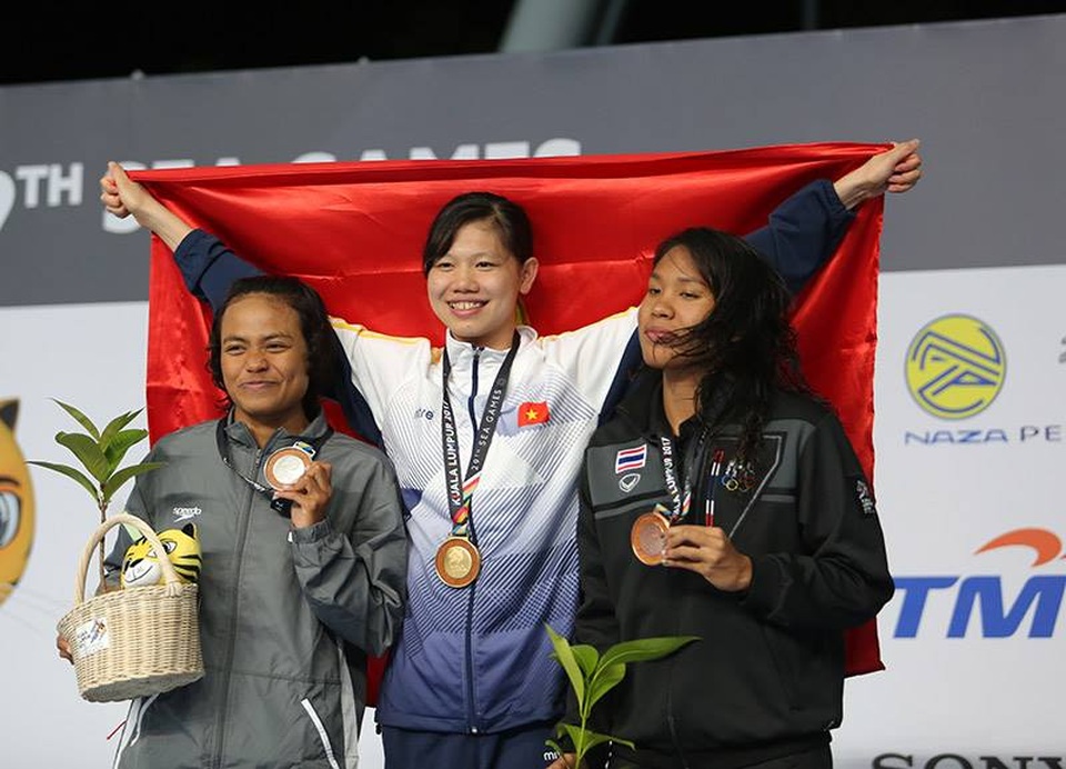 
Nụ cười rạng rỡ của Ánh Viên (giữa) cùng quốc kỳ Việt Nam, ảnh: Q.H
