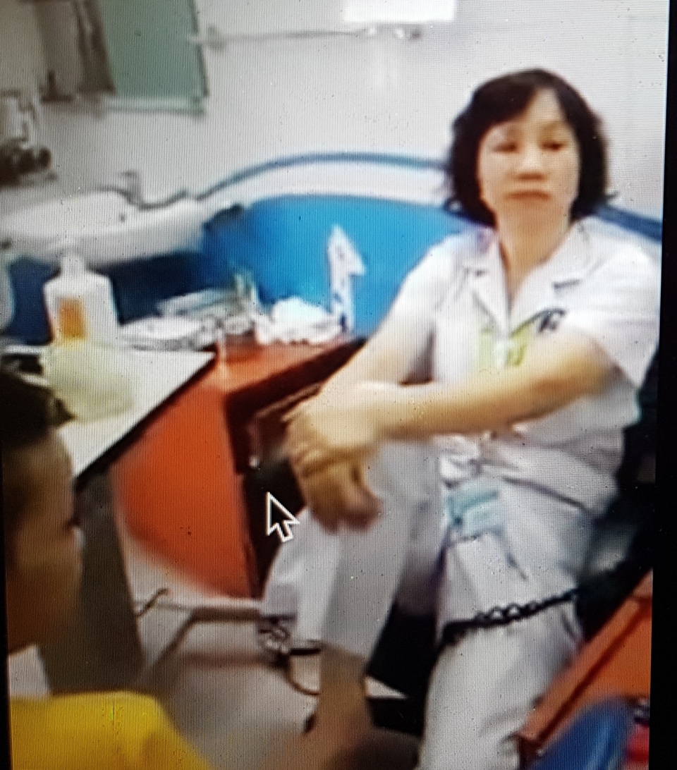 Giám đốc BV Mắt Trung ương lên tiếng về việc bác sĩ “gác chân lên ghế” - 1 Giám đốc BV Mắt Trung ương lên tiếng về việc bác sĩ “gác chân lên ghế” - 1