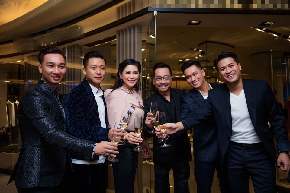 Việt Anh: “Nói đổi đời với cuộc sống thượng lưu là hơi nặng lời với tôi” - 4 Nam diễn viên có những khoảnh khắc hội ngộ vui vẻ bên những đồng nghiệp trong làng giải trí.