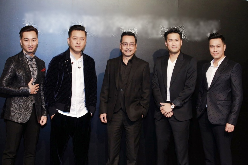 Việt Anh: “Nói đổi đời với cuộc sống thượng lưu là hơi nặng lời với tôi” - 2 Việt Anh (ngoài cùng bên phải) chia sẻ, sau một thời gian rất dài nỗ lực, phấn đấu, tích lũy thì nhà mới, xe mới, hàng hiệu là phần thưởng anh tự tặng cho mình.