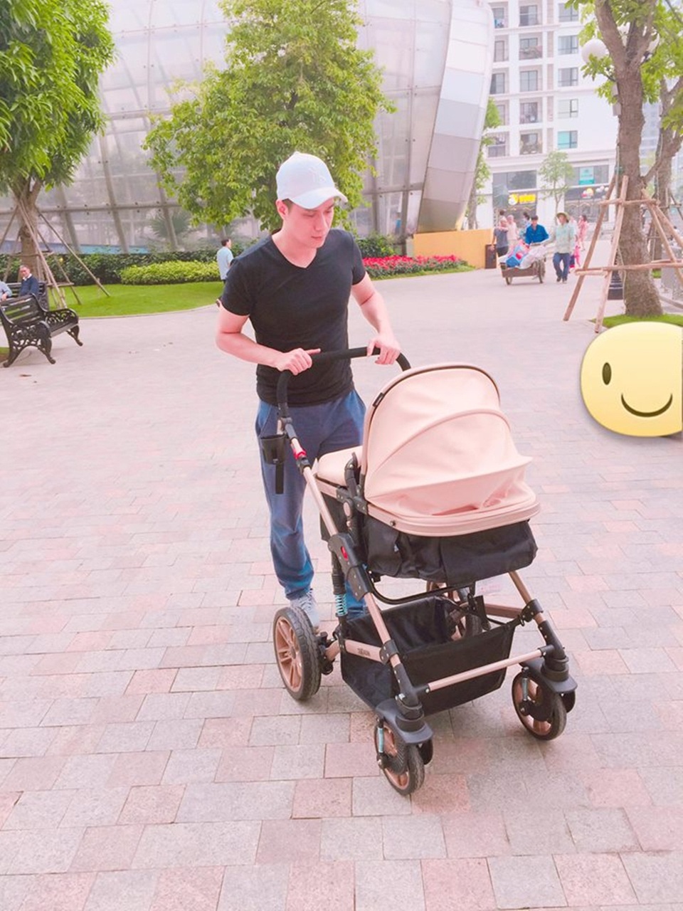 Diễn viên Việt Anh nghẹn ngào hồi tưởng quãng đời "lay lắt với bánh mì" - 5 Việt Anh và hình ảnh ông bố bỉm sữa.