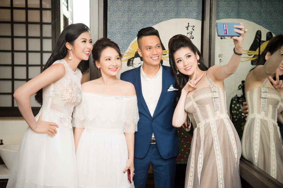Bắt gặp Vân và Sơn của “Sống chung với mẹ chồng” tình tứ ngoài đời thực - 3 Cả 4 selfie đầy nhí nhảnh.