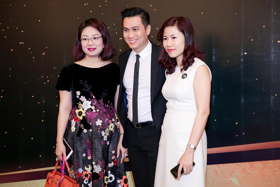 ...Cùng một số đối tác thân thiết của mình tại TPHCM sau thành công của vai trò diễn viên và đang chuyển sang công việc sản xuất phim.