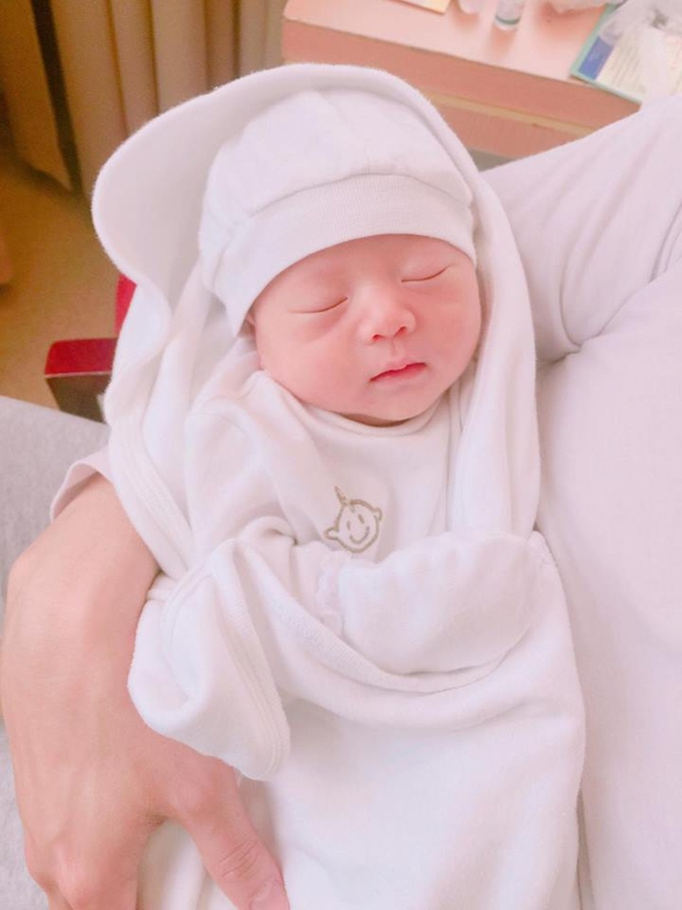 Diễn viên Việt Anh nghẹn ngào hồi tưởng quãng đời "lay lắt với bánh mì" - 6 Vẻ đáng yêu của bé Đậu - con trai nam diễn viên Việt Anh.