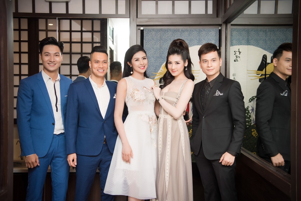 Bắt gặp Vân và Sơn của “Sống chung với mẹ chồng” tình tứ ngoài đời thực - 1 Tại sự kiện, Việt Anh hội ngộ Danh Tùng và Danh Tùng cùng Mạnh Trường.