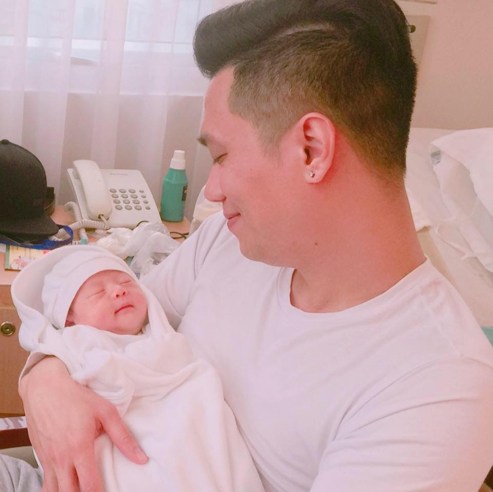 Diễn viên Việt Anh: “Chúng tôi đã là vợ chồng được 2 năm trước khi có con" - 1 Việt Anh và con trai lúc mới chào đời. Ảnh: VA.