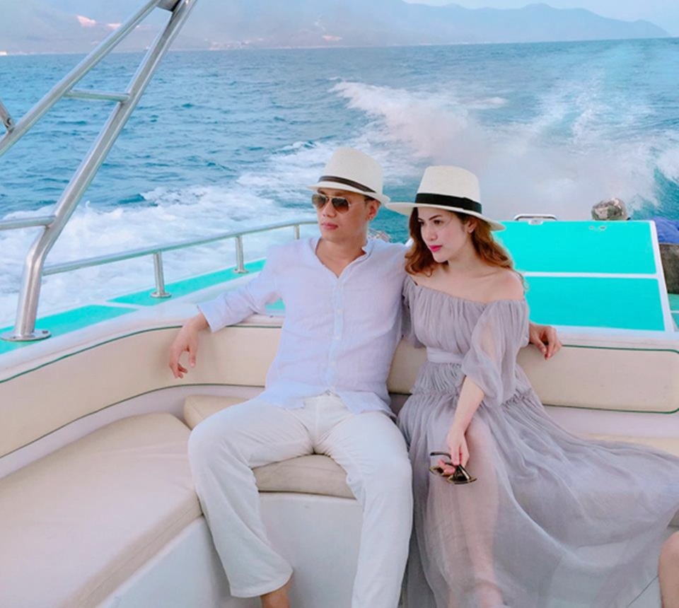 Diễn viên Việt Anh nghẹn ngào hồi tưởng quãng đời "lay lắt với bánh mì" - 2 Việt Anh và vợ - Trần Hương.