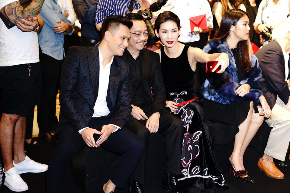 Việt Anh: “Nói đổi đời với cuộc sống thượng lưu là hơi nặng lời với tôi” - 1 Nam diễn viên Việt Anh (ngoài cùng bên trái) lịch lãm bên NSND Hoàng Dũng, người mẫu Xuân Lan.