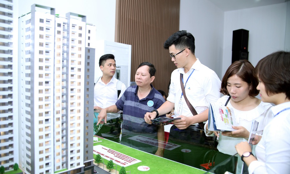 Mở bán và khai trương căn hộ mẫu Việt Đức Complex - 2 Khách hàng tìm hiểu về dự án ngay tại lễ mở bán.