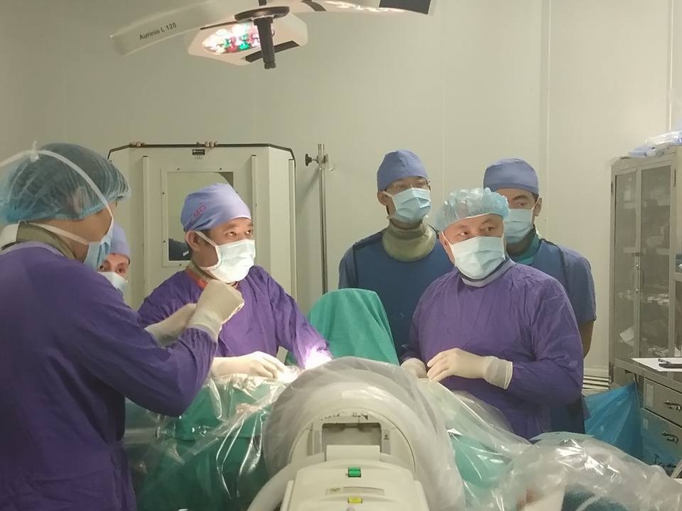 Lần đầu tiên điều trị nội soi thành công thoát vị đĩa đệm cột sống cổ bằng đường trước - 1
PGS-TS Nguyễn Văn Thạch, nguyên Phó Giám đốc BV Việt Đức (phải) và TS.BS Đinh Ngọc Sơn, Trưởng khoa Phẫu thuật cột sống BV Việt Đức đang tiến hành kỹ thuật điều trị nội soi thoát vị đĩa đệm cột sống cổ bằng đường trước cho bệnh nhân chiều ngày 24/11