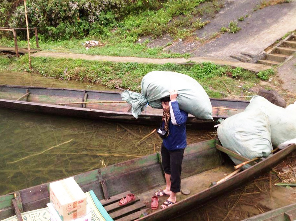 Nhà báo Viết Lam trong một lần vận chuyển đồ ấm vào cho đồng báo Đan Lai (xã Môn Sơn, Con Cuông, Nghệ An)