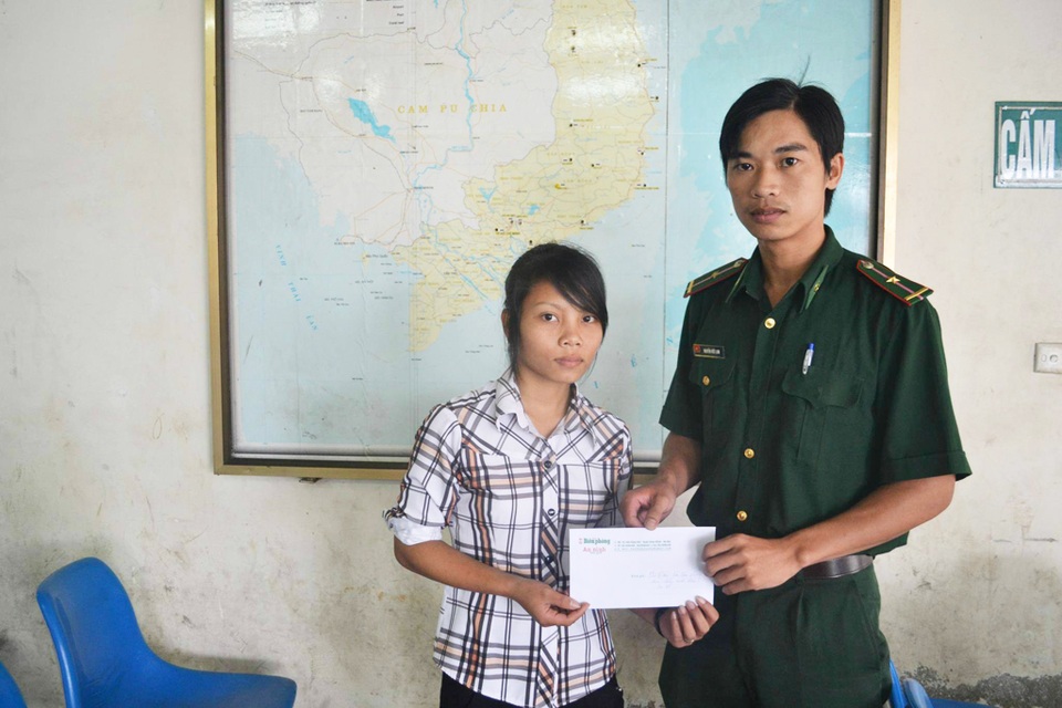 Nhà báo Viết Lam trao số tiền các tấm lòng hảo tâm quyên góp cho em La Thị Hoài (nữ sinh dân tộc Đan Lai) đi học chuyên nghiệp