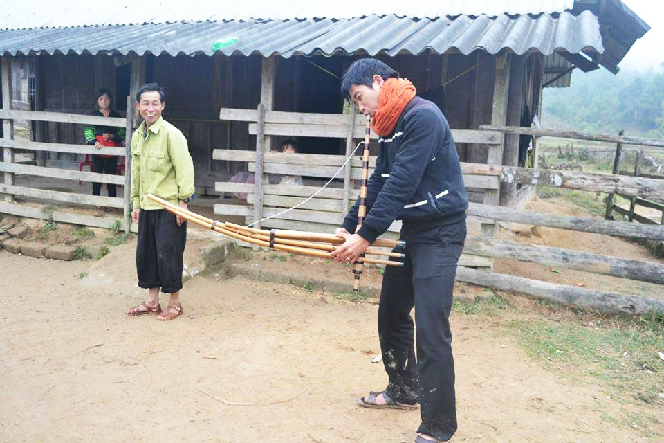 Nhà báo Nguyễn Viết Lam hòa mình với đồng bào vùng cao