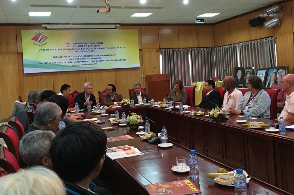 Cựu chiến binh Việt - Mỹ bàn cách khắc phục hậu quả chiến tranh - 1
Các cựu chiến binh Việt Nam và Mỹ tham dự cuộc tọa đàm (Ảnh: An Bình)