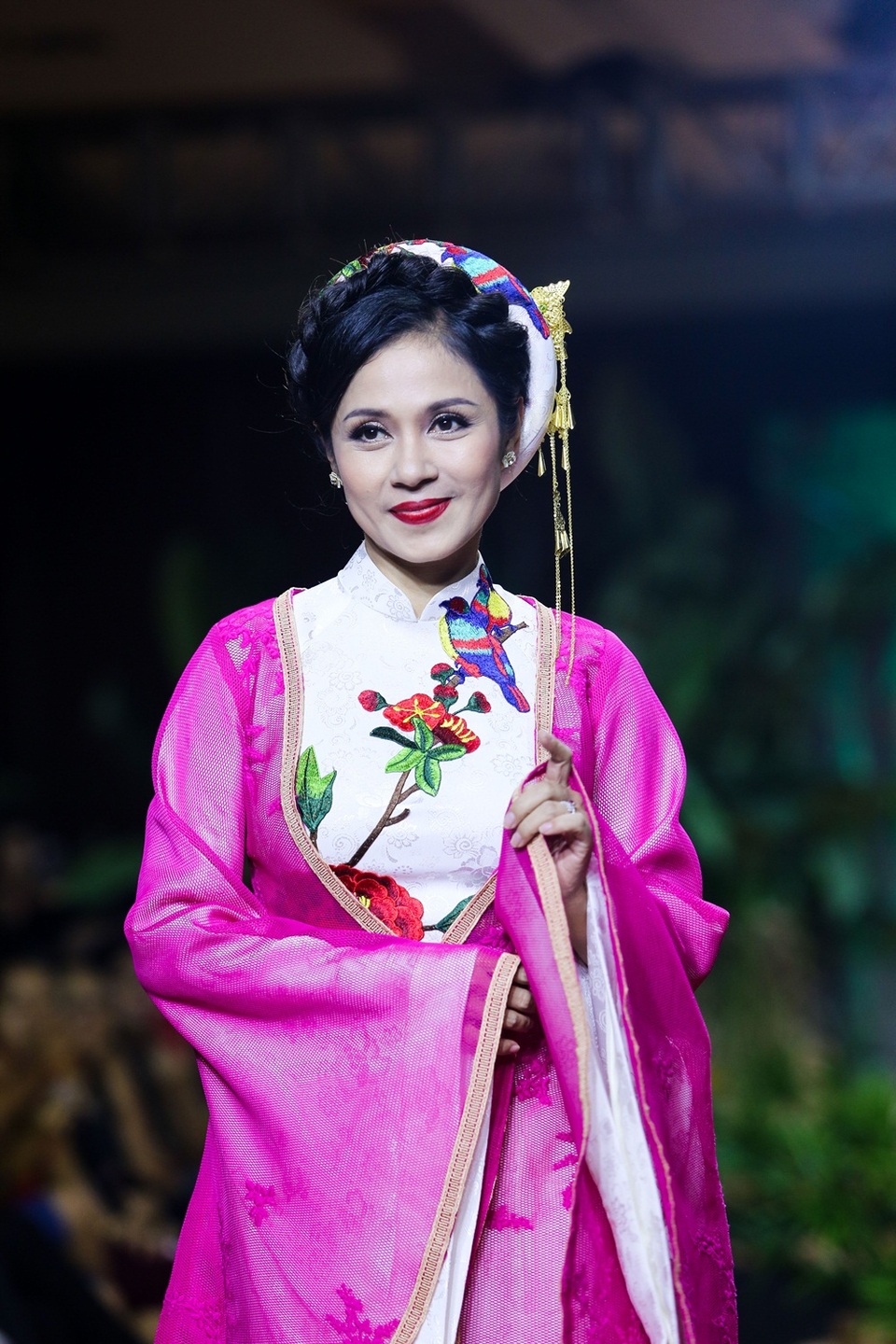 Việt Trinh bất ngờ vì được mọi người hưởng ứng, vỗ tay nồng nhiệt.