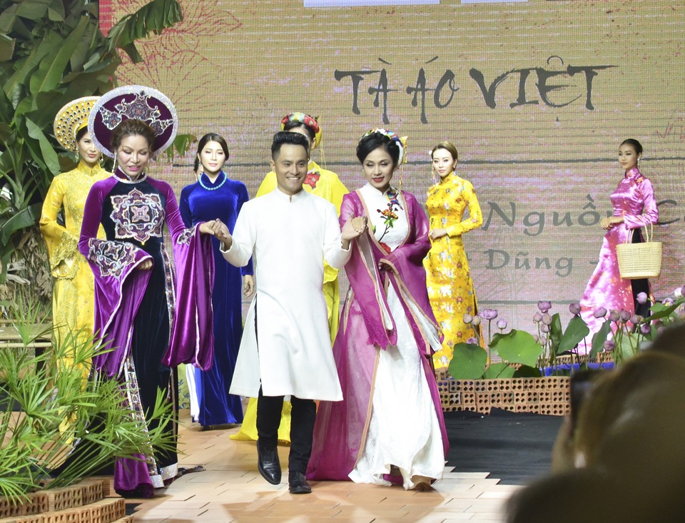 Việt Trinh hoá thân thành Hằng Nga, Sương Đặng lộng lẫy như hoàng hậu - 1 NTK Nhật Dũng nắm tay diễn viên Việt Trinh và các người mẫu bước ra sân khấu.