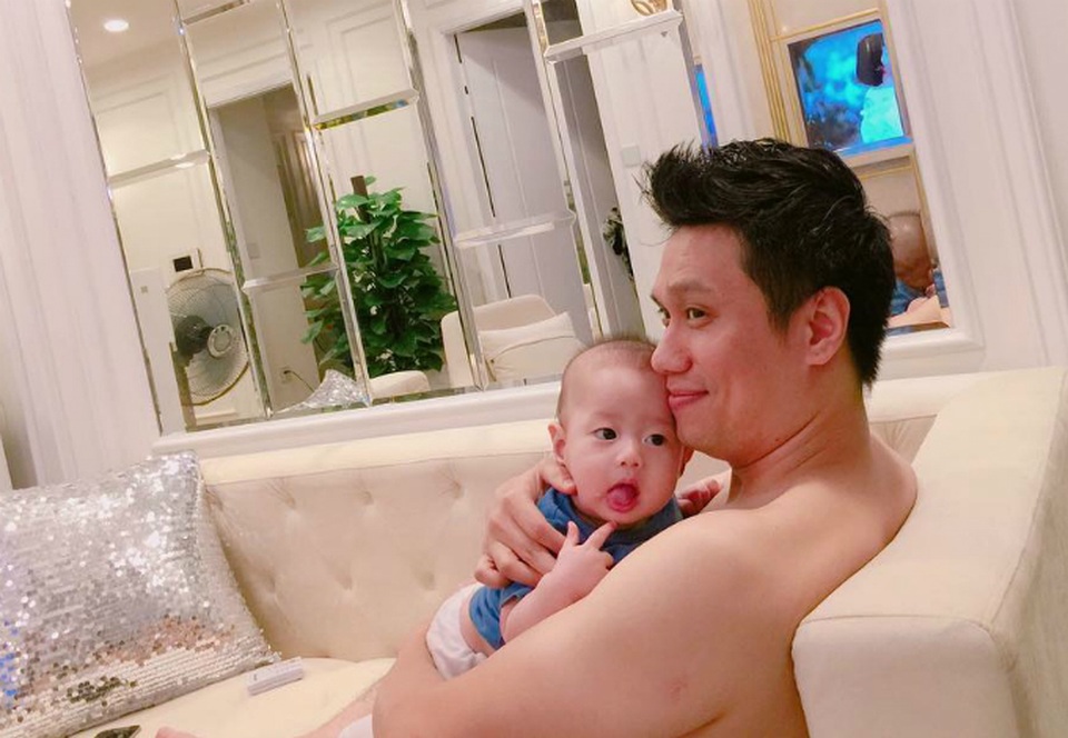 Diễn viên Việt Anh khoe ảnh cùng con trai, anh chia sẻ mình rất nhớ con, nam diễn viên viết: Nhớ em bé lắm.