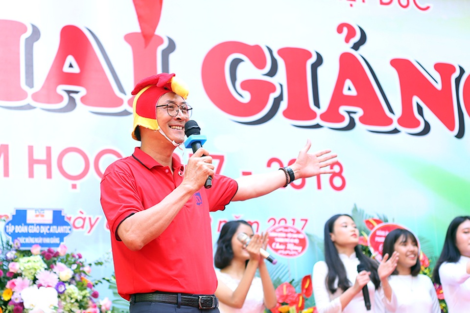 Thầy Hiệu trưởng trường Việt Đức hóa “gà trống” tiếp lửa năm học mới - 1
Thầy hiệu trưởng trường Việt Đức hóa chú gà trống đầy vui nhộn trong ngày khai trường.