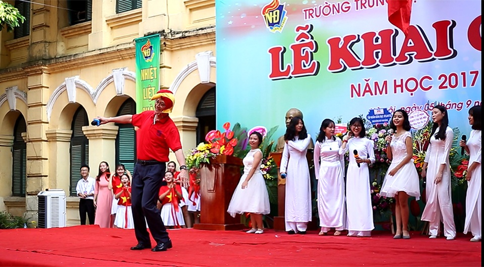 Thầy Hiệu trưởng trường Việt Đức hóa “gà trống” tiếp lửa năm học mới - 2
Thầy không ngần ngại múa phụ họa cho tiết mục biểu diễn của các bạn học sinh