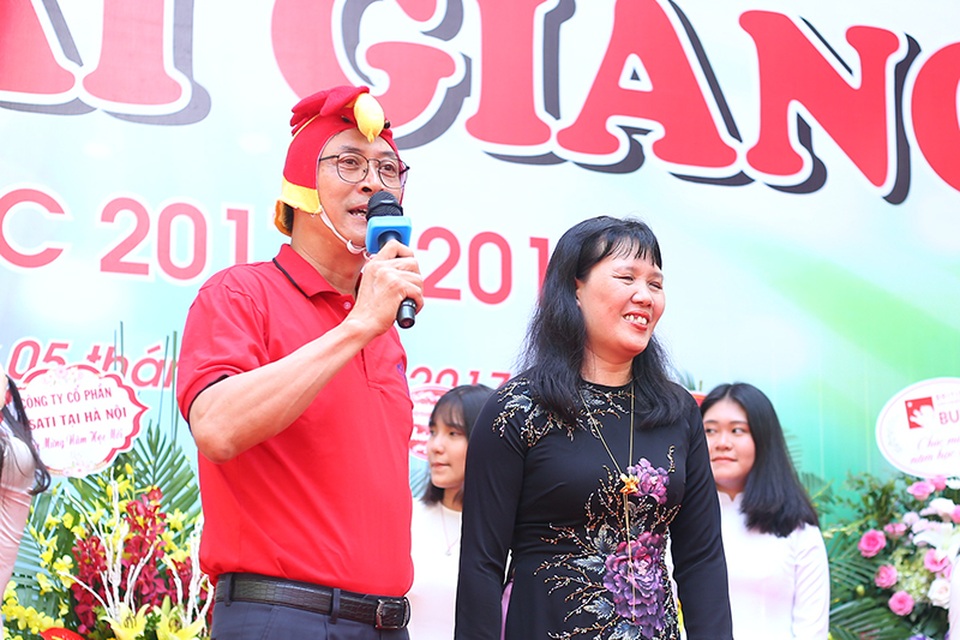 Thầy Hiệu trưởng trường Việt Đức hóa “gà trống” tiếp lửa năm học mới - 3
Những chia sẻ về ý tưởng con gà của thầy Bình