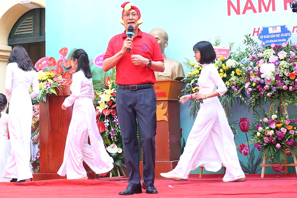 Thầy Hiệu trưởng trường Việt Đức hóa “gà trống” tiếp lửa năm học mới - 4 Thầy Hiệu trưởng trường Việt Đức hóa “gà trống” tiếp lửa năm học mới - 4