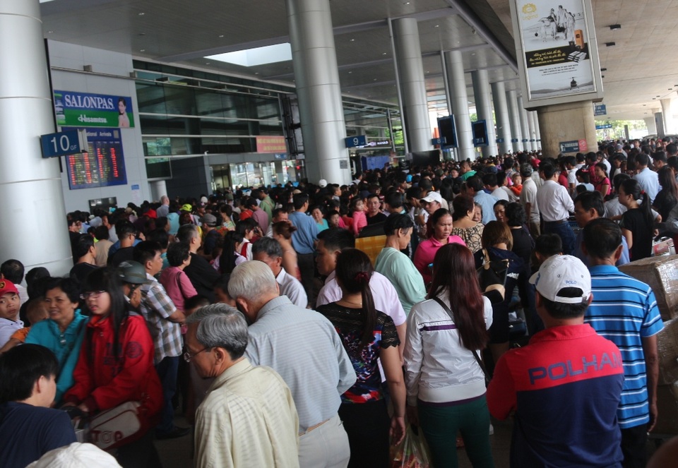 Lo ngại quá tải, Tân Sơn Nhất đề nghị hành khách đến sớm 3 tiếng - 2 Khu vực ga quốc tế sân bay Tân Sơn Nhất kẹt cứng vì hàng nghìn người đợi người thân về nước