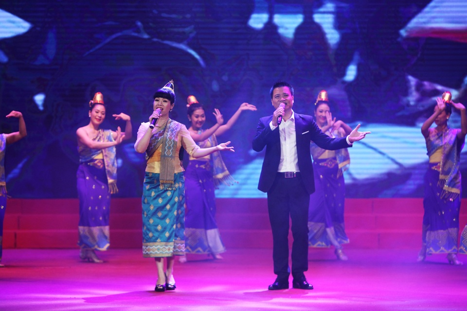 Nghệ sỹ Lào biểu diễn các tiết mục ca ngợi tình hữu nghị hai nước tại Hà Nội, sáng 18/7 (ảnh: Quý Đoàn)