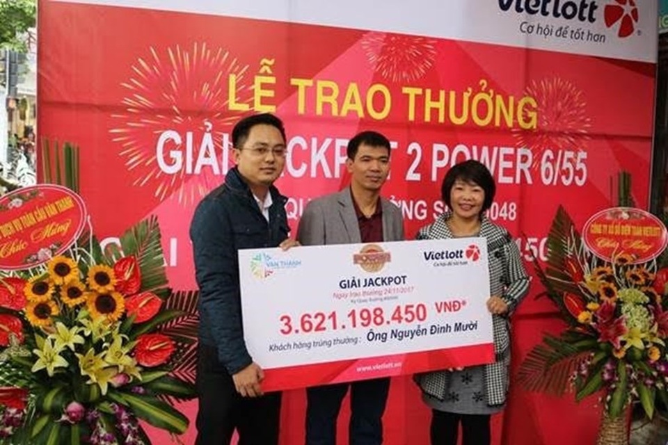 Những đại gia Vietlott không ngại lộ mặt - 1
Ông Nguyễn Đình Mười, vị khách trúng giải Jackpot mới nhất quyết định lộ mặt tại buổi trao thưởng trực tiếp sáng ngày 25.11.