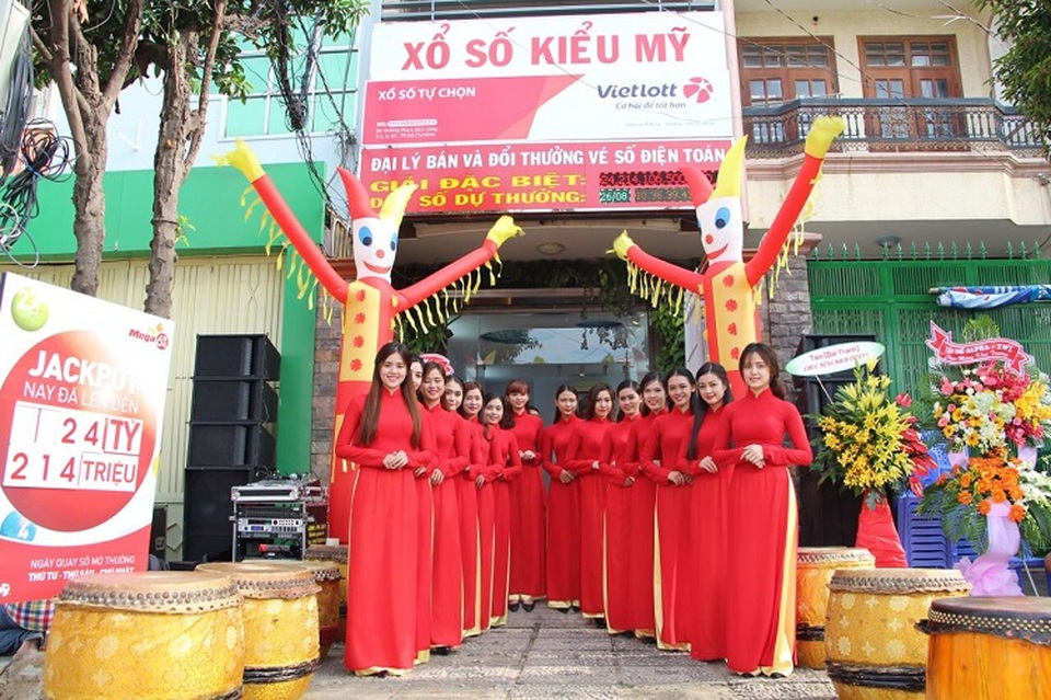 Kinh doanh vé số Vietlott: Bán 10 triệu đồng, thu về 500.000 đồng - 2
Không ít người bị lóa mắt bởi doanh thu khổng lồ của Vietlott rồi dễ dàng đưa chân vào bẫy