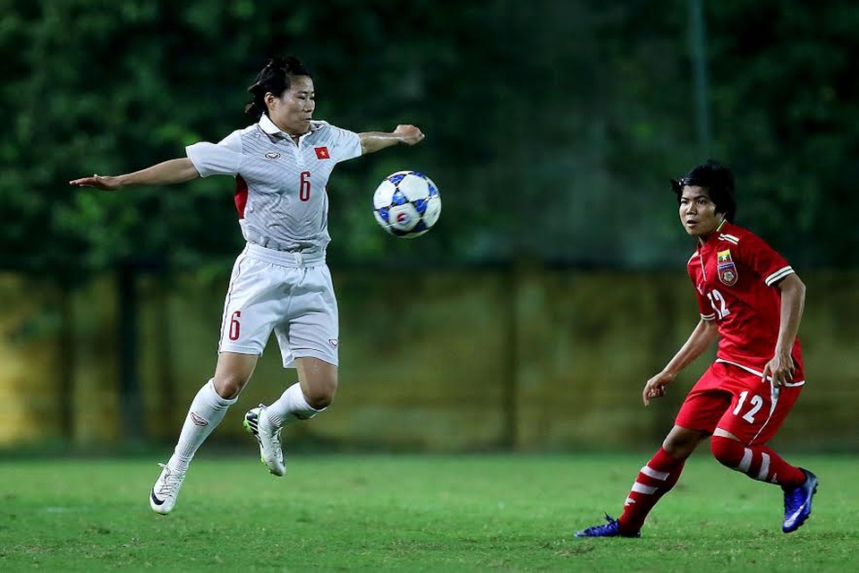 Hạ Myanmar 2-0, tuyển nữ Việt Nam chính thức giành vé dự Asian Cup 2018 - 3
Đội tuyển Việt Nam (áo trắng) đã có chiến thắng quan trọng để giành vé vào vòng vòng CK Asian Cup 2018, ảnh: Minh Phương