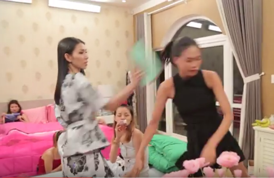 Người nổi tiếng “choảng” nhau, truyền hình thực tế đang thành “cái chợ”? - 1 Thuỳ Dương ném đồ vào đầu Nguyễn Hợp trong tập 4 Vietnams Next Top Model 2017.